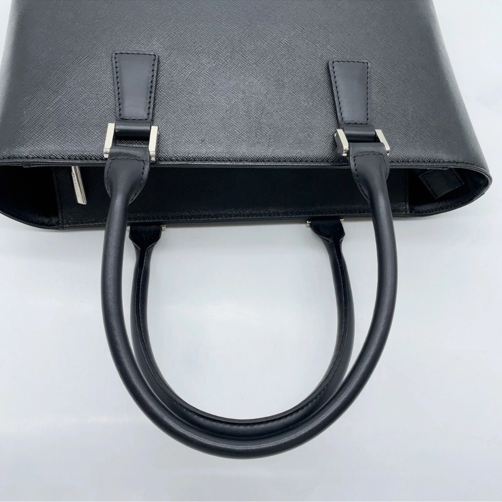 Burberry saffiano leather tote bag with a Cherry Charm - Picture 6 of 13